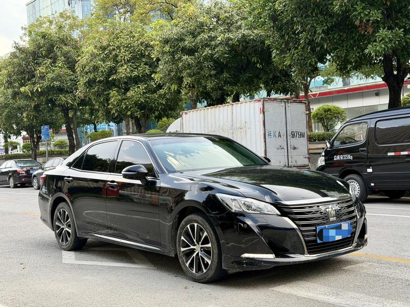 Toyota Crown - фото 2
