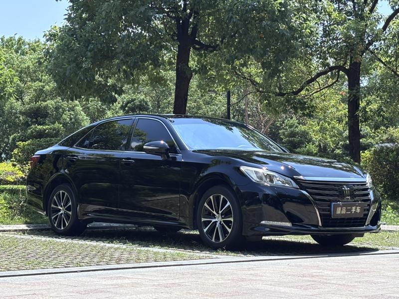 Toyota Crown - фото 2