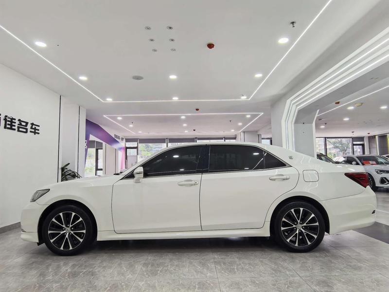 Toyota Crown - фото 3
