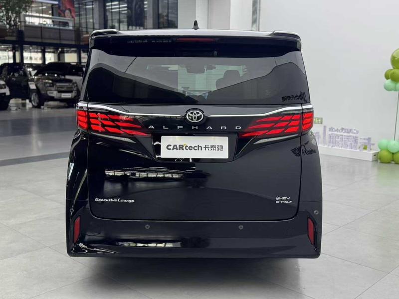 Toyota Alphard - фото 2