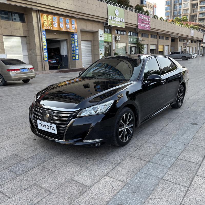 Toyota Crown - фото 0