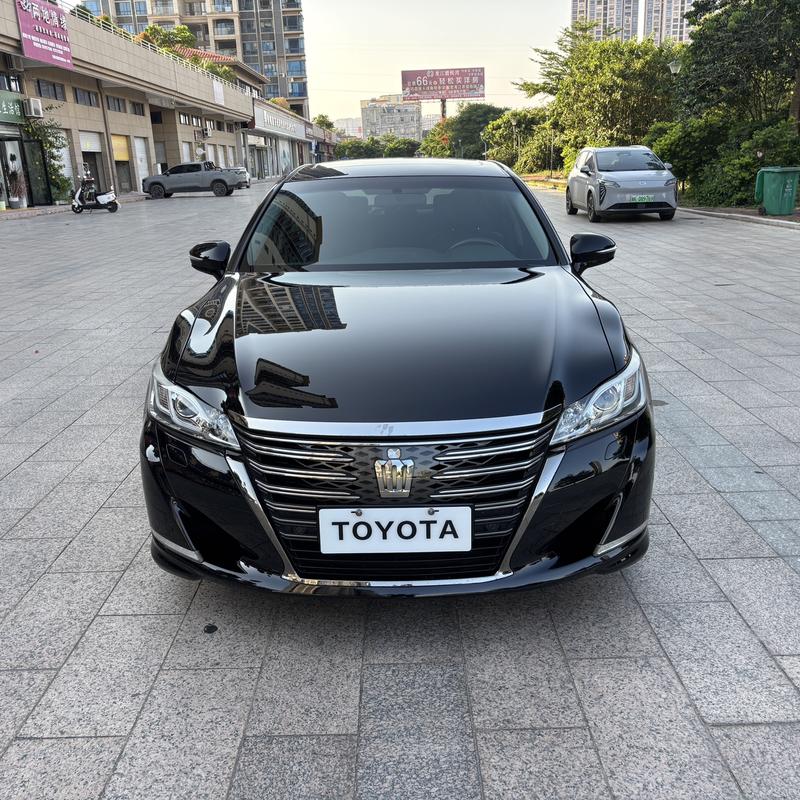 Toyota Crown - фото 1