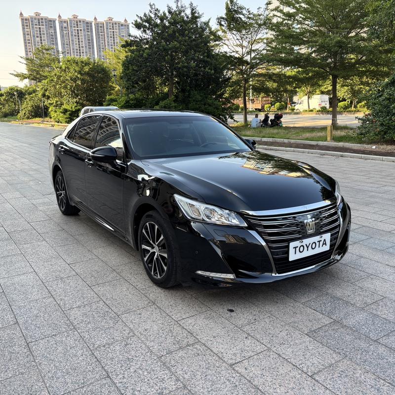 Toyota Crown - фото 2