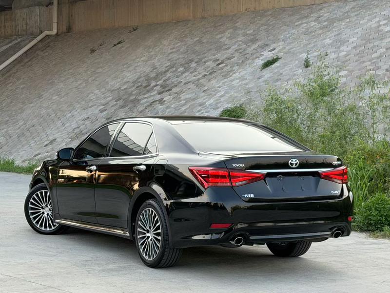 Toyota Crown - фото 2