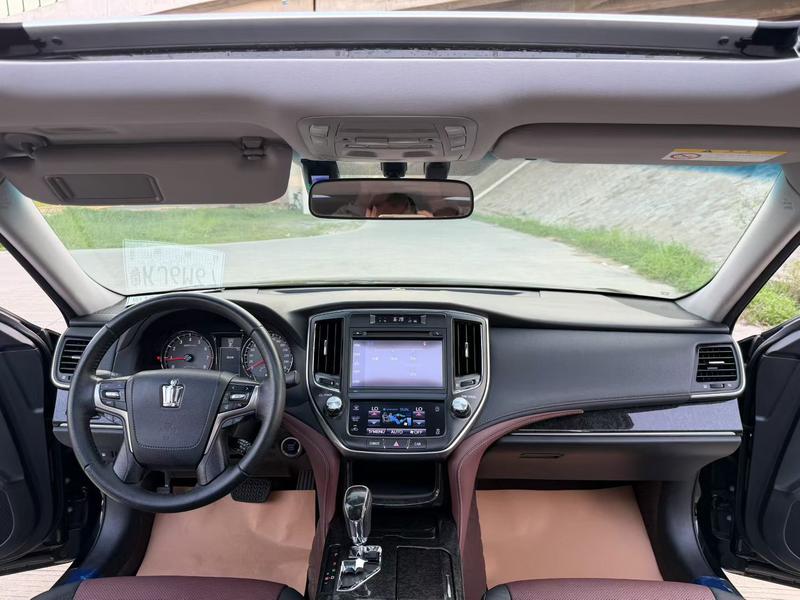 Toyota Crown - фото 4