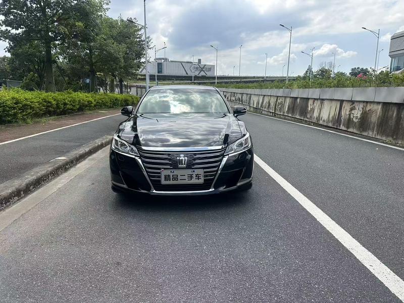 Toyota Crown - фото 1