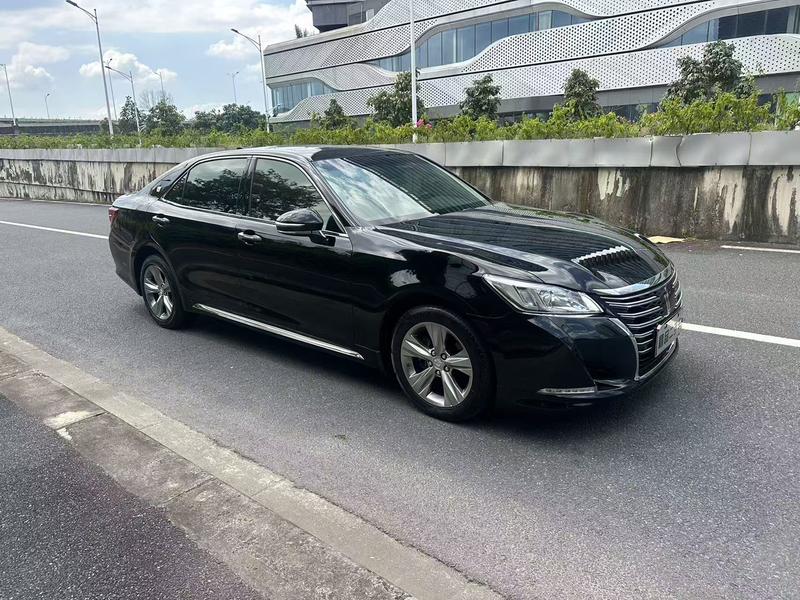 Toyota Crown - фото 2