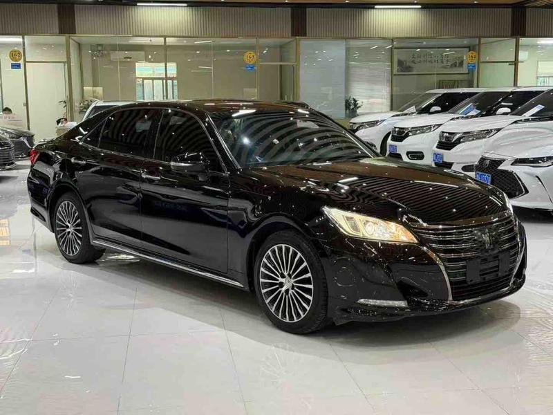 Toyota Crown - фото 2