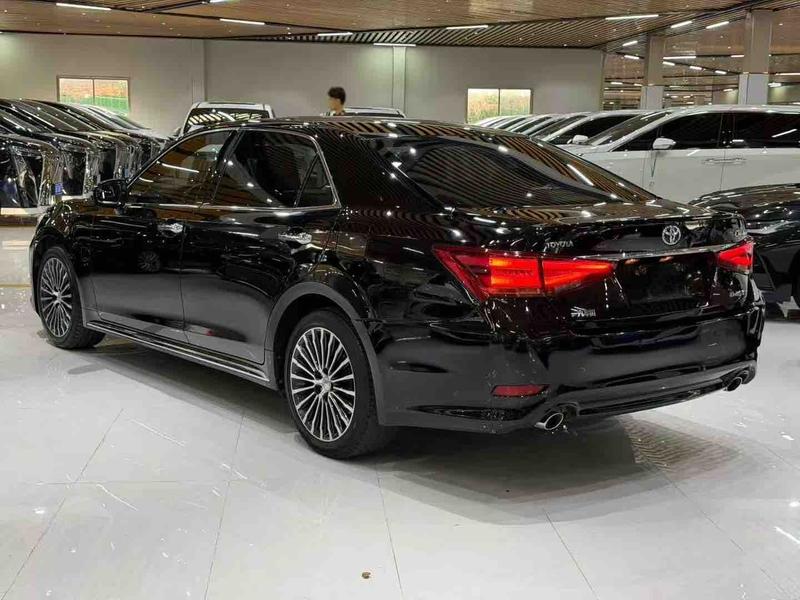 Toyota Crown - фото 3