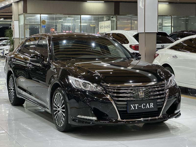 Toyota Crown - фото 2