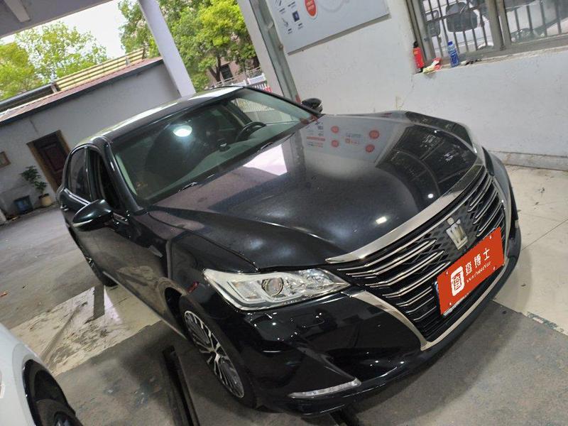 Toyota Crown - фото 1