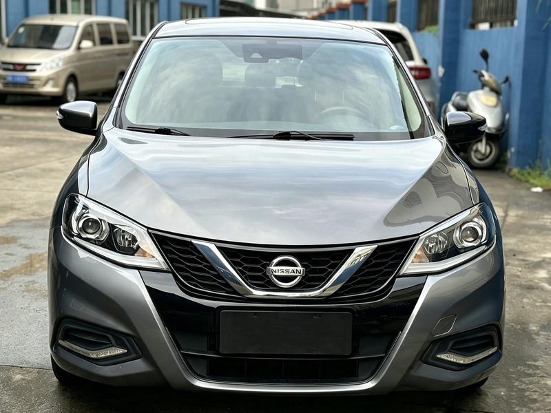 Nissan Tiida - фото 1