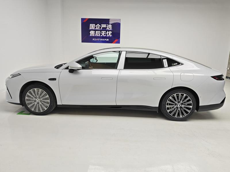 Geely Galaxy 8 PHEV - фото 3