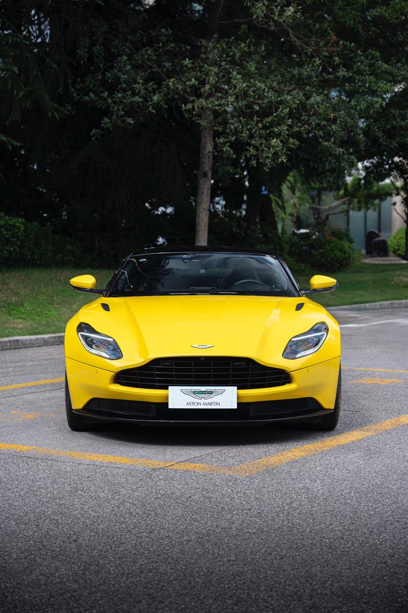 Aston Martin DB11 - фото 1
