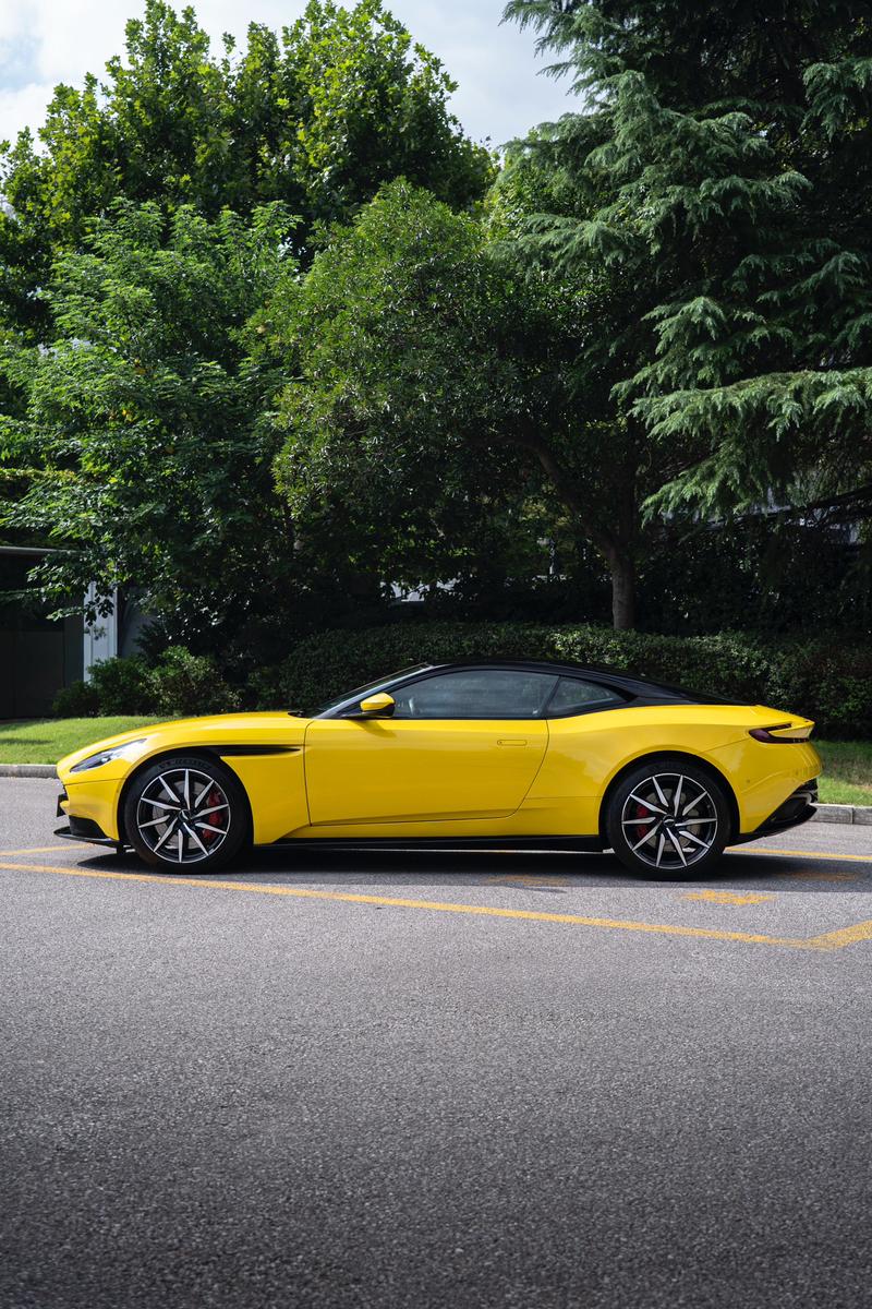 Aston Martin DB11 - фото 3