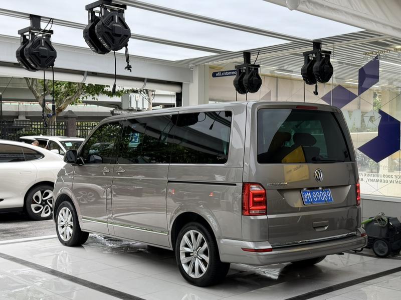 Volkswagen Multivan - фото 2