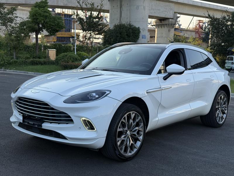 Aston Martin DBX - фото 0
