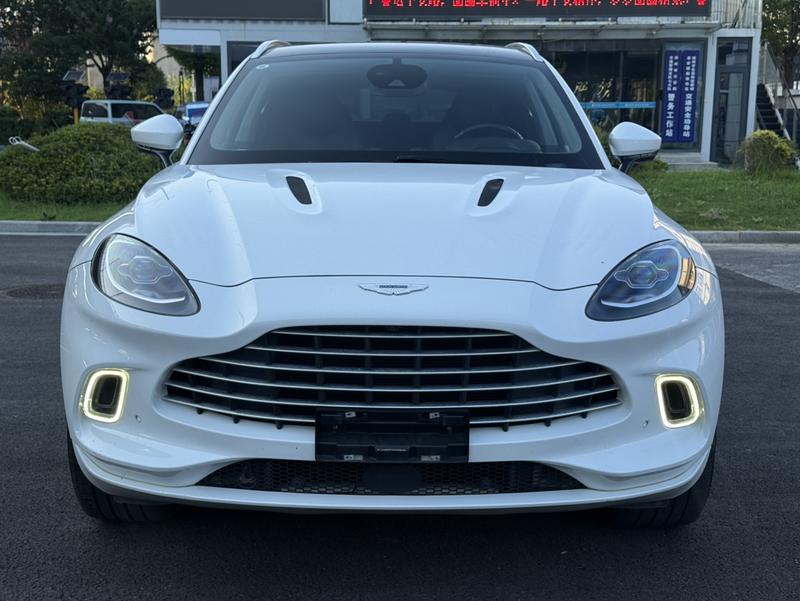 Aston Martin DBX - фото 1