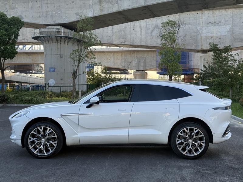 Aston Martin DBX - фото 2