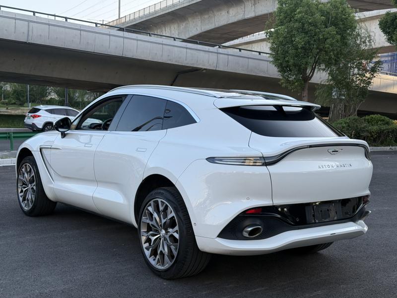 Aston Martin DBX - фото 3