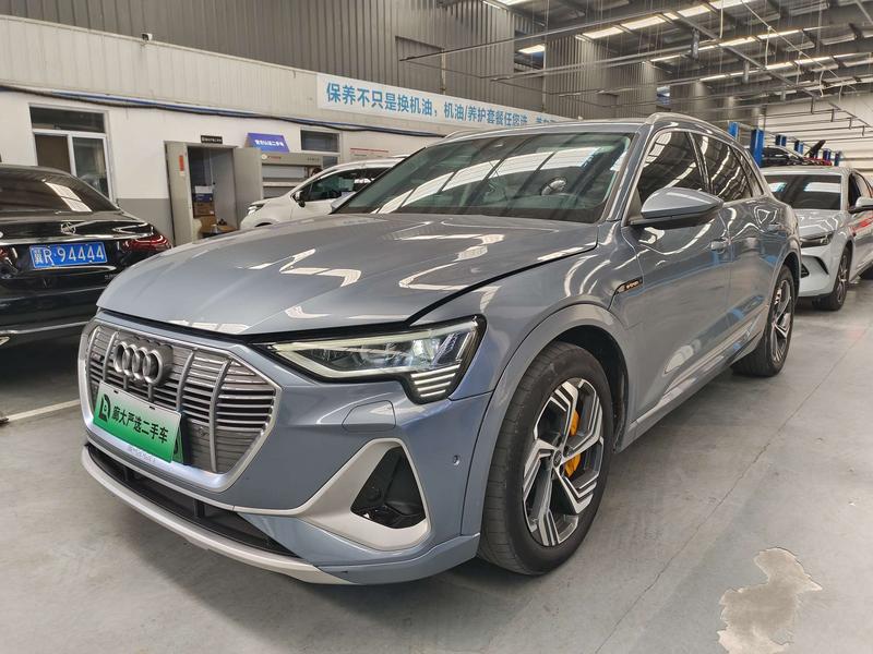 Audi e-tron - фото 0