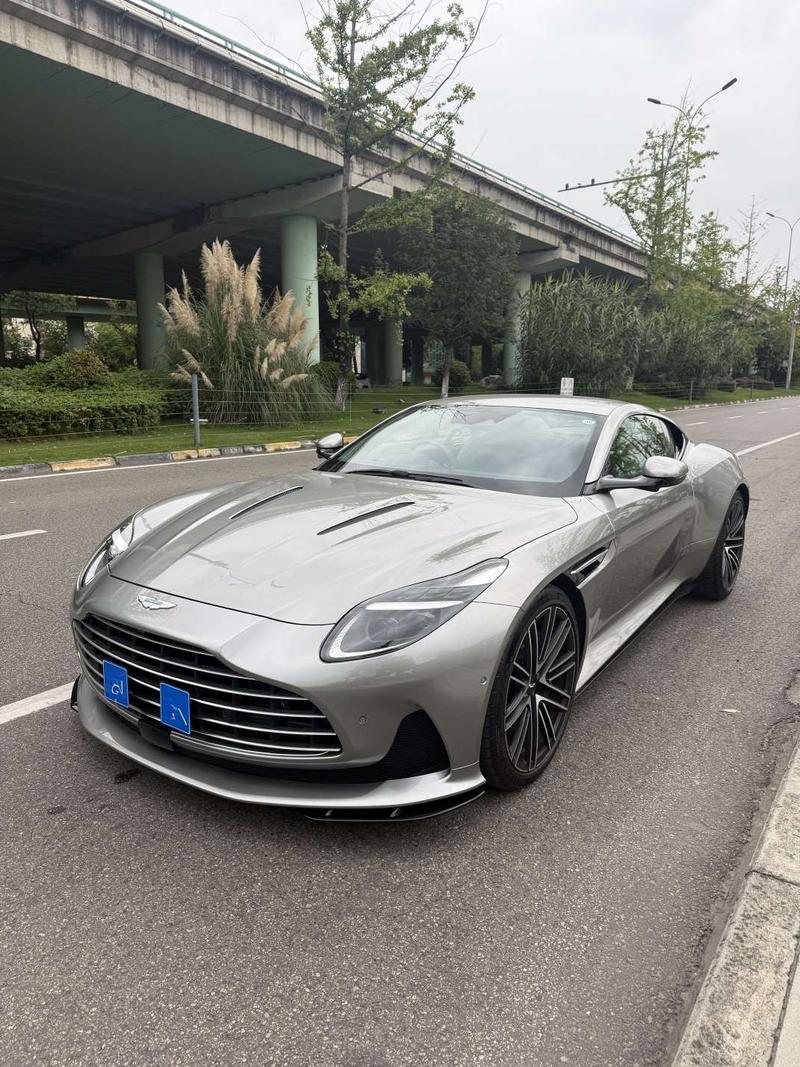 Aston Martin DB12 - фото 0