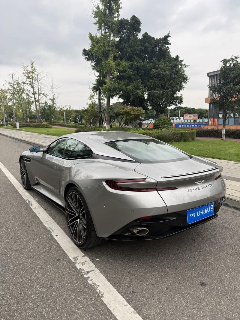 Aston Martin DB12 - фото 1