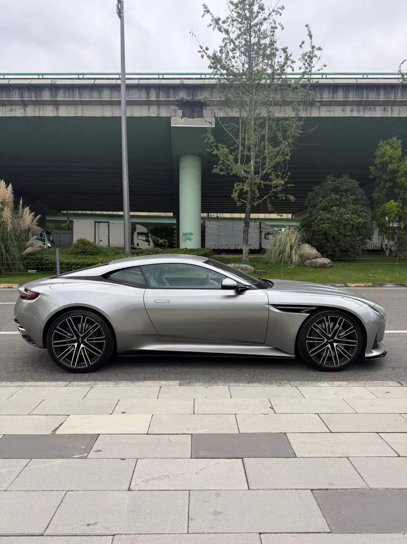 Aston Martin DB12 - фото 2