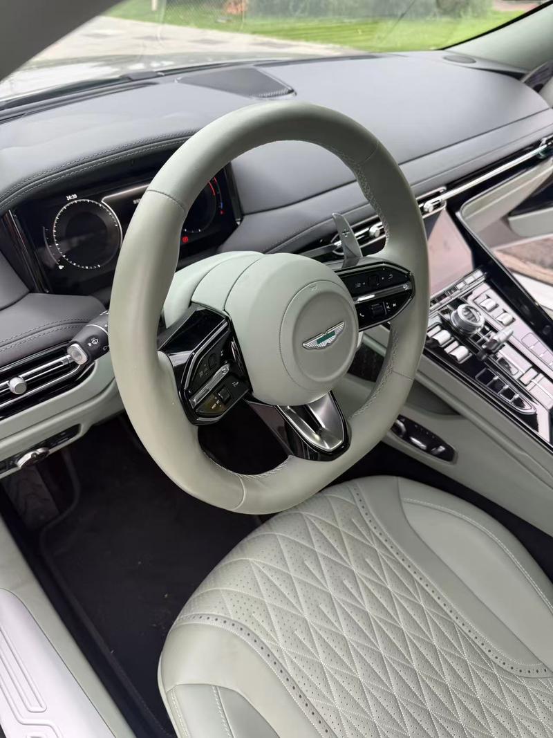 Aston Martin DB12 - фото 3