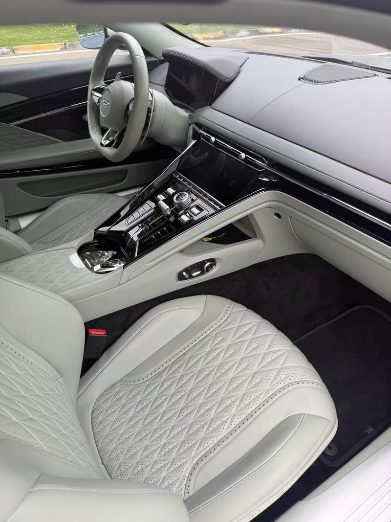 Aston Martin DB12 - фото 4