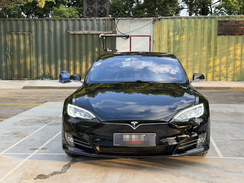 Tesla Model S - фото 1