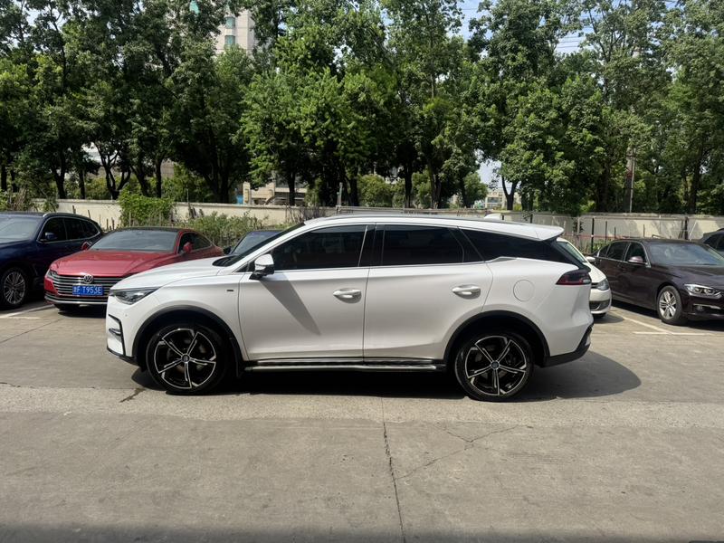 BYD Tang DM-i - фото 3