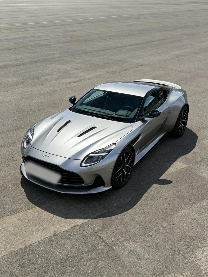 Aston Martin DB12 - фото 0