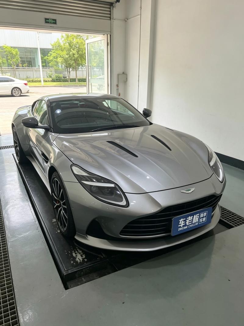 Aston Martin DB12 - фото 1