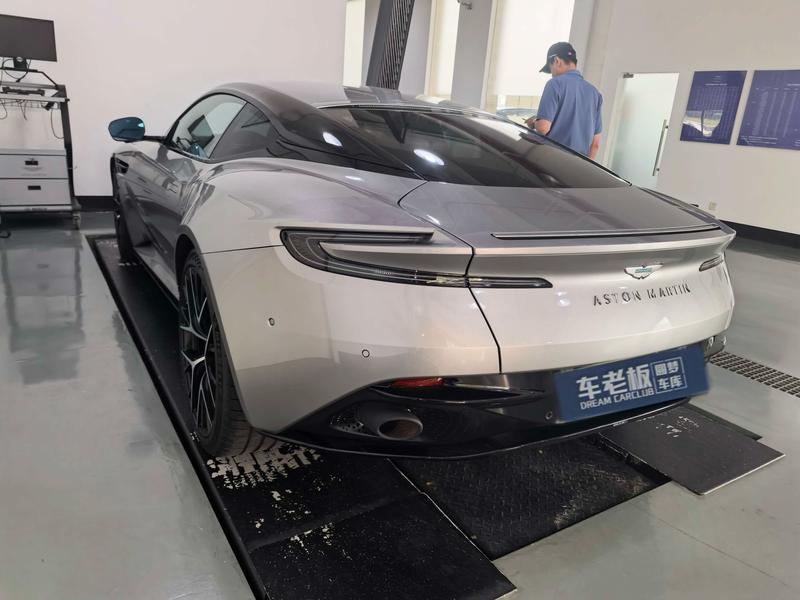 Aston Martin DB12 - фото 2