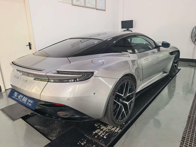 Aston Martin DB12 - фото 3