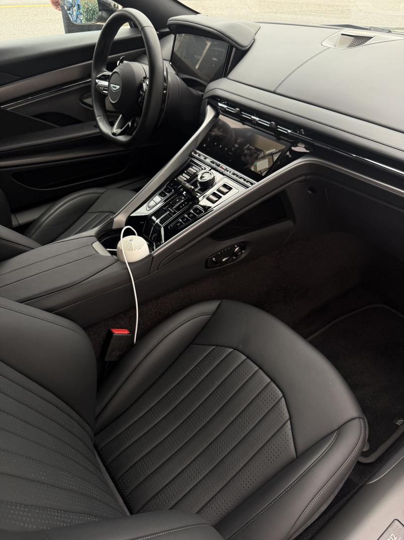 Aston Martin DB12 - фото 4