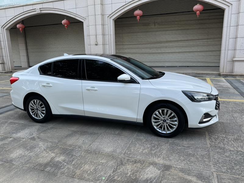 Ford Focus - фото 4