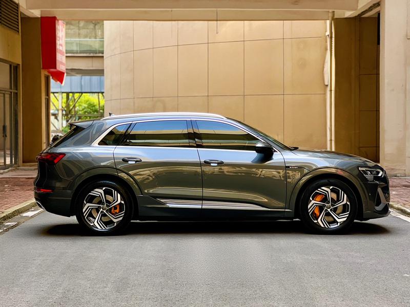 Audi e-tron - фото 4