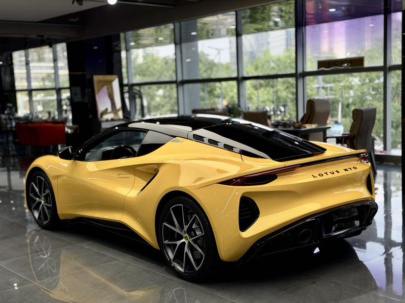 Lotus Emira - фото 3