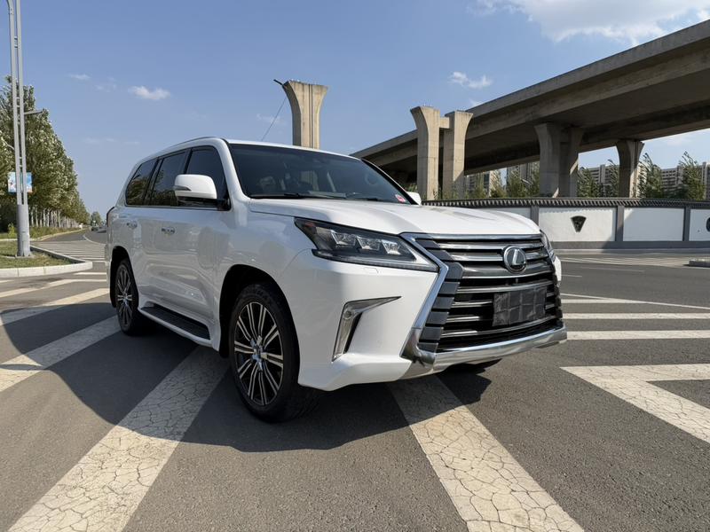 Lexus LX - фото 2