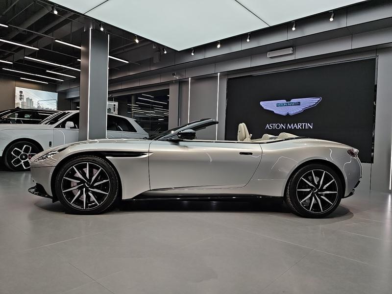 Aston Martin DB11 - фото 2