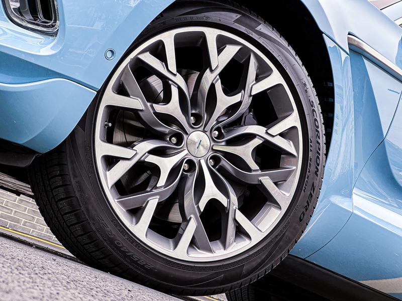 Aston Martin DBX - фото 3