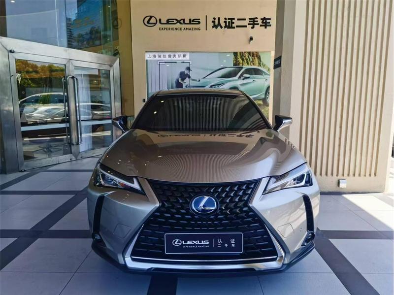 Lexus UX - фото 1