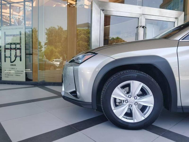 Lexus UX - фото 4