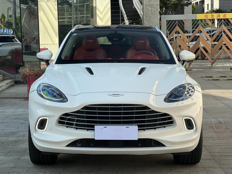 Aston Martin DBX - фото 1