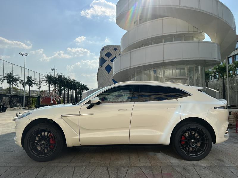 Aston Martin DBX - фото 3