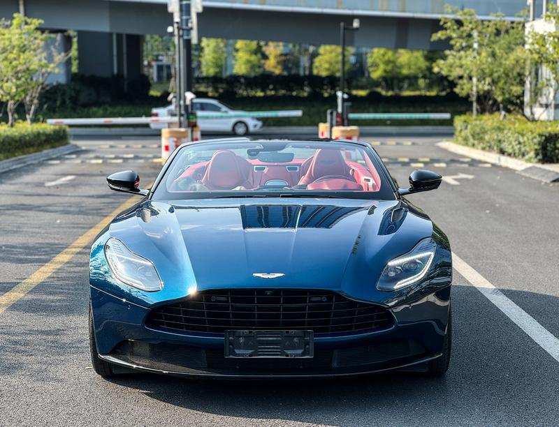 Aston Martin DB11 - фото 1