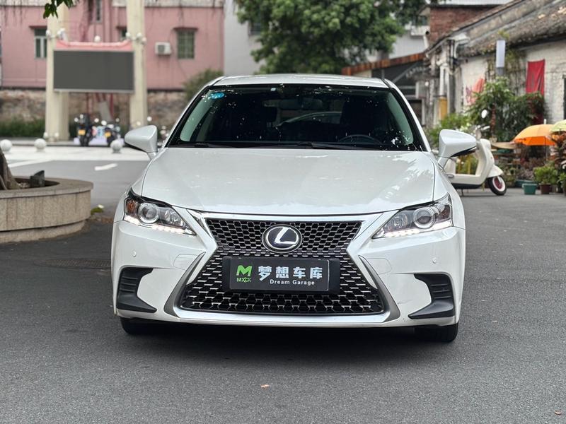 Lexus CT - фото 1
