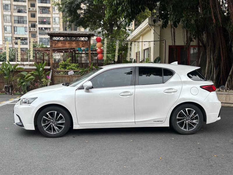 Lexus CT - фото 3